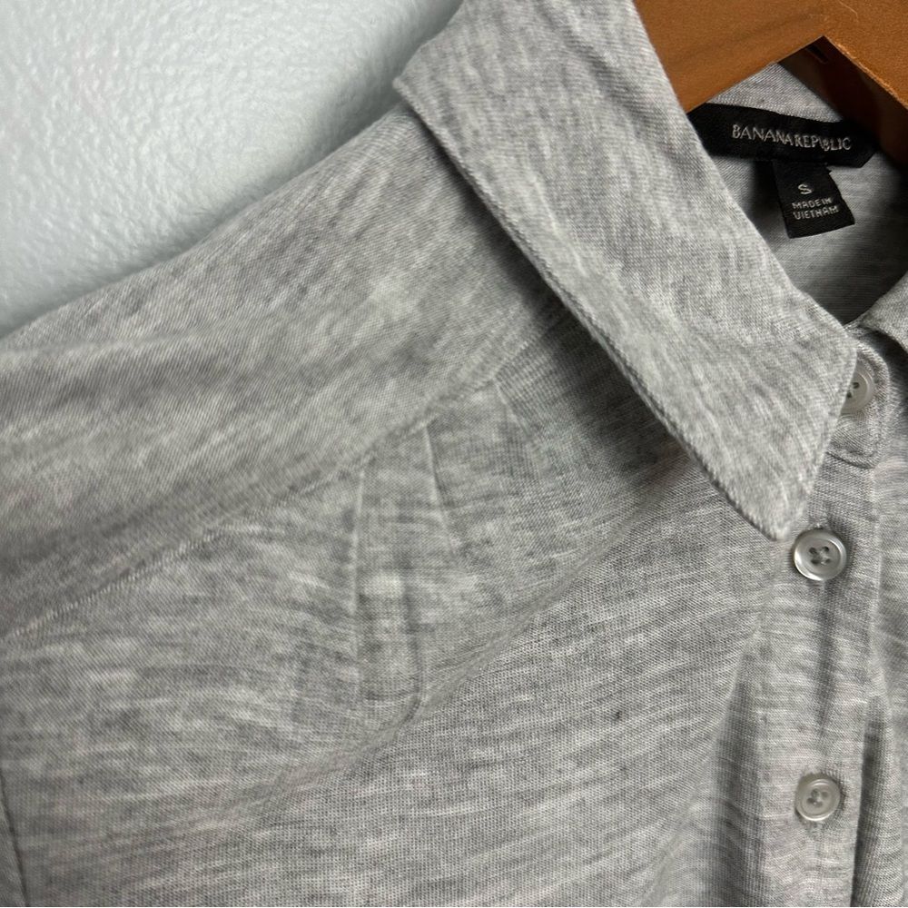 Banana Republic Grey Wrap Front Button-Down Blouse Size Small Minimalist Basic - Picture 11 of 13